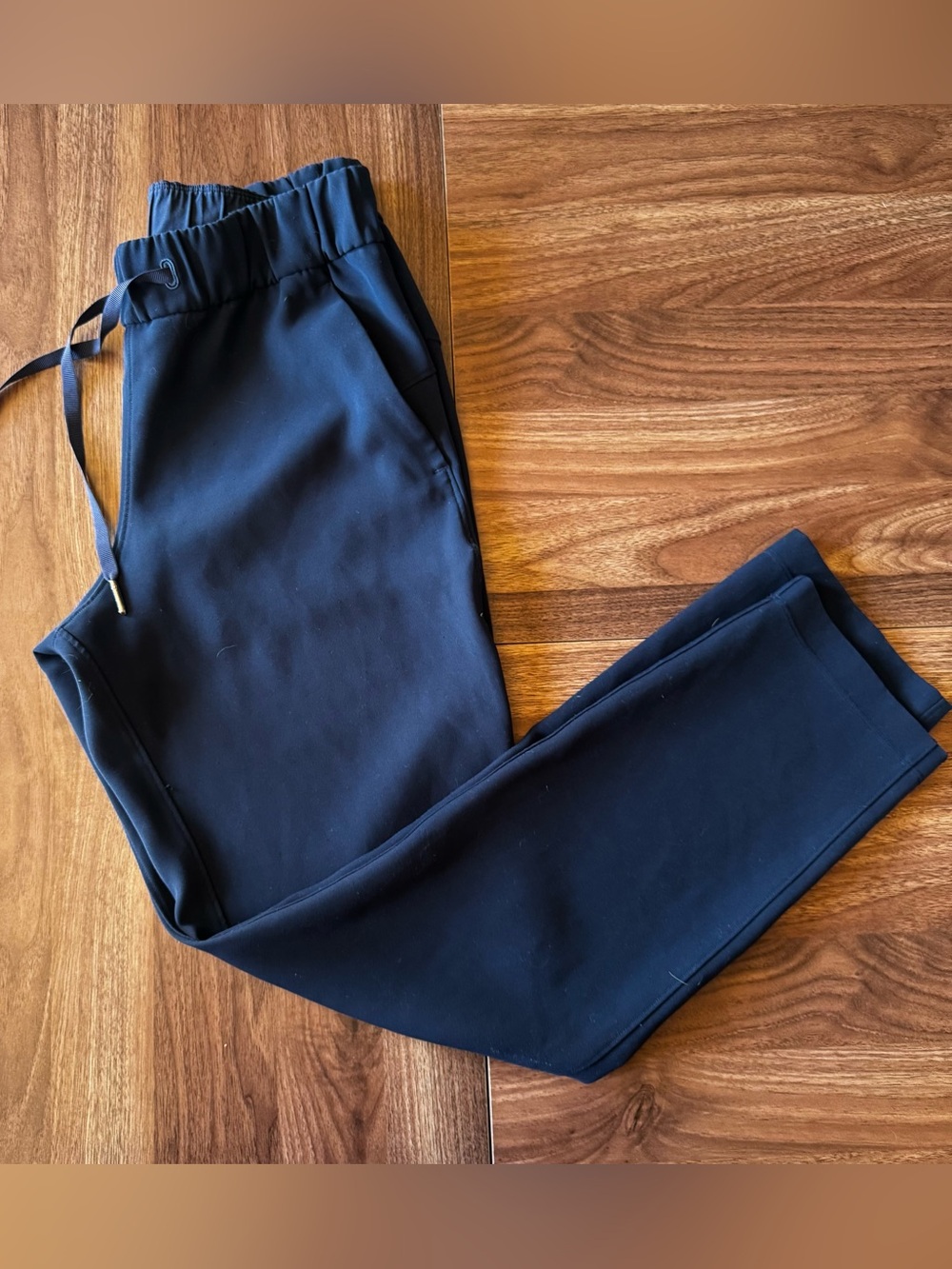 Lululemon On the Fly joggers relaxed fit, functional drawstring and side pockets